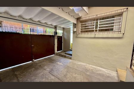 Casa à venda com 185m², 6 quartos e 2 vagas Casa à venda com 185m², 6 quartos e 2 vagasÁrea externa