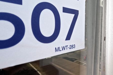 Fachada | Adesivo/Placa Quintoandar instalado  de casa para alugar com 2 quartos, 85m² em Gonzaga, Santos