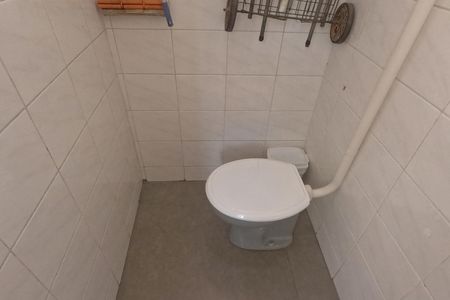 Banheiro de Serviço de casa para alugar com 2 quartos, 85m² em Gonzaga, Santos