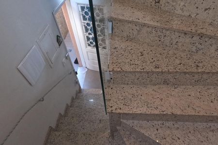 Casa para alugar com 85m², 2 quartos e 1 vagaEscadas para o 2º Piso