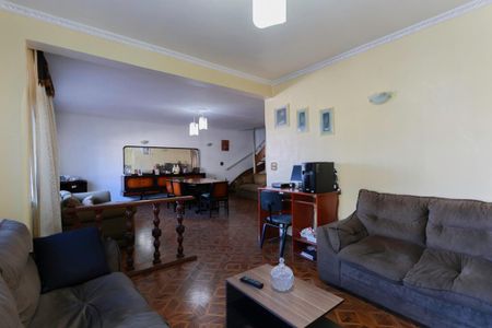 Casa para alugar com 337m², 4 quartos e 5 vagas Casa para alugar com 337m², 4 quartos e 5 vagasSala