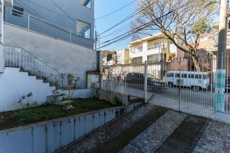 Casa para alugar com 337m², 4 quartos e 5 vagas Casa para alugar com 337m², 4 quartos e 5 vagasEntrada e jardim