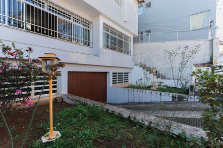 Casa para alugar com 337m², 4 quartos e 5 vagas Casa para alugar com 337m², 4 quartos e 5 vagasEntrada e jardim