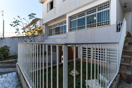 Casa para alugar com 337m², 4 quartos e 5 vagas Casa para alugar com 337m², 4 quartos e 5 vagasEntrada e jardim