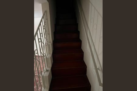 Casa para alugar com 120m², 3 quartos e 2 vagasEscada