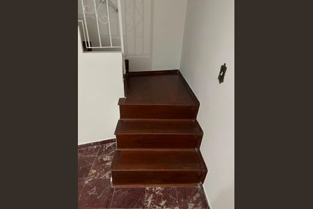Casa para alugar com 120m², 3 quartos e 2 vagasEscada