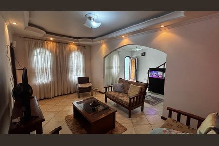 Casa à venda com 233m², 4 quartos e 2 vagas Casa à venda com 233m², 4 quartos e 2 vagasSala