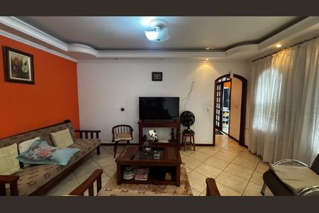 Casa à venda com 233m², 4 quartos e 2 vagas Casa à venda com 233m², 4 quartos e 2 vagasSala