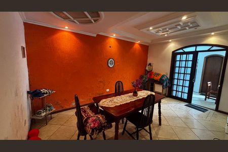 Casa à venda com 233m², 4 quartos e 2 vagas Casa à venda com 233m², 4 quartos e 2 vagasSala de Jantar