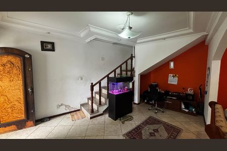 Casa à venda com 233m², 4 quartos e 2 vagas Casa à venda com 233m², 4 quartos e 2 vagasSala