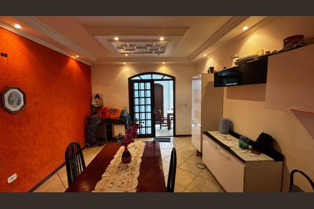 Casa à venda com 233m², 4 quartos e 2 vagas Casa à venda com 233m², 4 quartos e 2 vagasSala de Jantar
