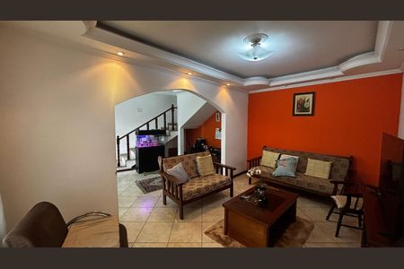 Casa à venda com 233m², 4 quartos e 2 vagas Casa à venda com 233m², 4 quartos e 2 vagasSala