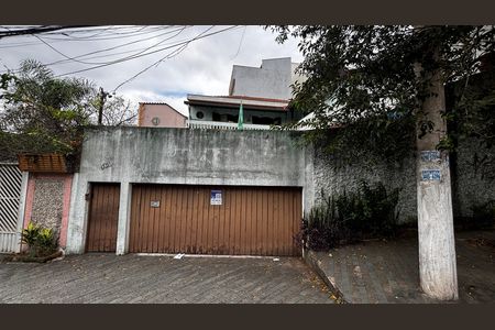 Casa à venda com 233m², 4 quartos e 2 vagas Casa à venda com 233m², 4 quartos e 2 vagasFachada