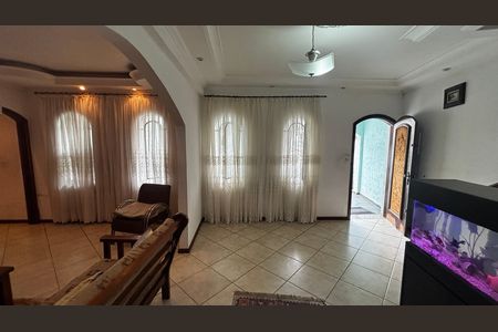 Casa à venda com 233m², 4 quartos e 2 vagas Casa à venda com 233m², 4 quartos e 2 vagasSala