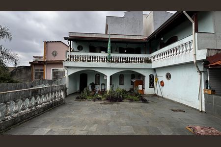 Casa à venda com 233m², 4 quartos e 2 vagas Casa à venda com 233m², 4 quartos e 2 vagasQuintal