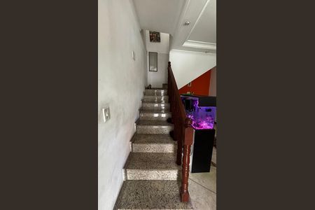 Casa à venda com 233m², 4 quartos e 2 vagas Casa à venda com 233m², 4 quartos e 2 vagasEscada