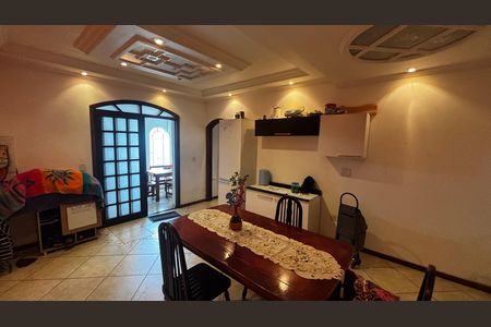Casa à venda com 233m², 4 quartos e 2 vagas Casa à venda com 233m², 4 quartos e 2 vagasSala de Jantar