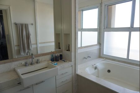 Casa de condomínio para alugar com 450m², 4 quartos e sem vagaBanheiro da Suíte 1