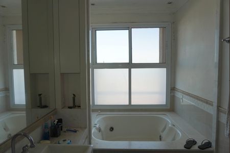 Casa de condomínio para alugar com 450m², 4 quartos e sem vagaBanheiro da Suíte 1