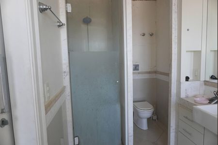 Casa de condomínio para alugar com 450m², 4 quartos e sem vagaBanheiro da Suíte 1