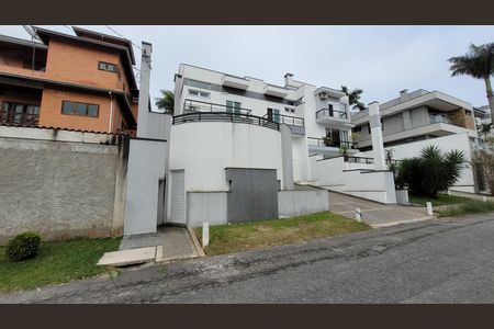 Casa de condomínio para alugar com 270m², 3 quartos e 5 vagas Casa de condomínio para alugar com 270m², 3 quartos e 5 vagasFachada fundos e garagemj