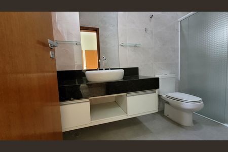 Casa de condomínio para alugar com 270m², 3 quartos e 5 vagas Casa de condomínio para alugar com 270m², 3 quartos e 5 vagasBanheiro Suite 03