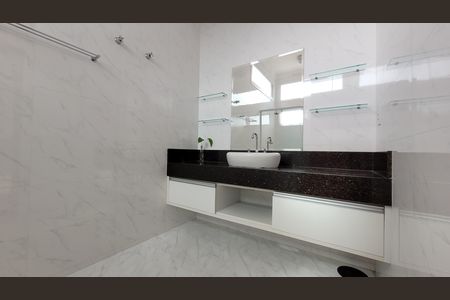 Casa de condomínio para alugar com 270m², 3 quartos e 5 vagas Casa de condomínio para alugar com 270m², 3 quartos e 5 vagasBanheiro Suite 01