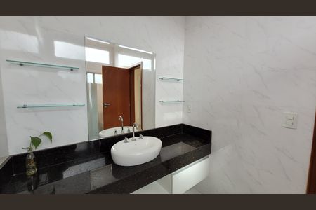 Casa de condomínio para alugar com 270m², 3 quartos e 5 vagas Casa de condomínio para alugar com 270m², 3 quartos e 5 vagasBanheiro Suite 01