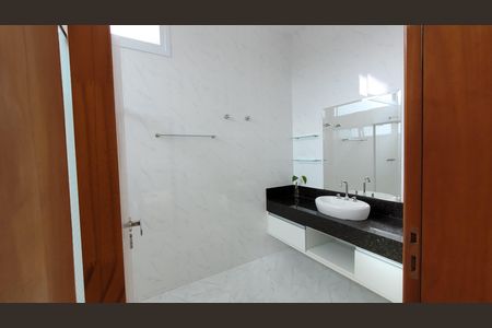 Casa de condomínio para alugar com 270m², 3 quartos e 5 vagas Casa de condomínio para alugar com 270m², 3 quartos e 5 vagasBanheiro Suite 01