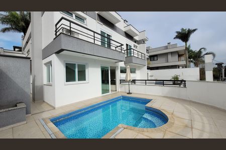 Casa de condomínio para alugar com 270m², 3 quartos e 5 vagas Casa de condomínio para alugar com 270m², 3 quartos e 5 vagasPiscina e fachada