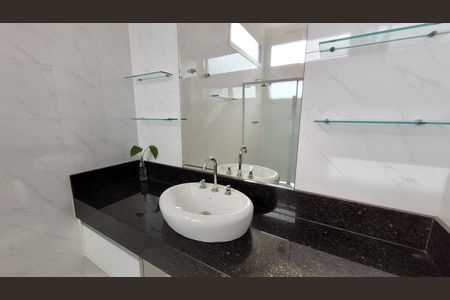 Casa de condomínio para alugar com 270m², 3 quartos e 5 vagas Casa de condomínio para alugar com 270m², 3 quartos e 5 vagasBanheiro Suite 01