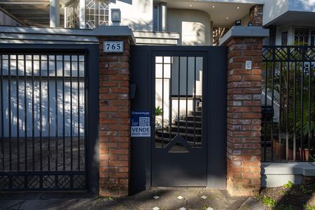 Plaquinha Instalada código JDIL-55 de casa à venda com 3 quartos, 350m² em Chácara das Pedras, Porto Alegre
