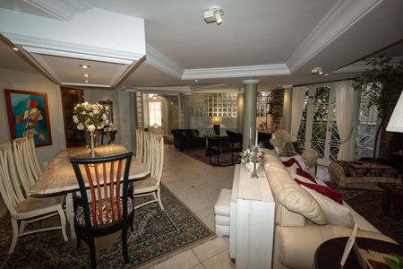 Casa à venda com 3 quartos, 350m² em Chácara das Pedras, Porto Alegre