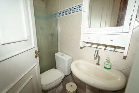 Banheiro de serviço de casa à venda com 3 quartos, 350m² em Chácara das Pedras, Porto Alegre