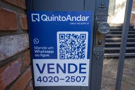 Plaquinha Instalada código JDIL-55 de casa à venda com 3 quartos, 350m² em Chácara das Pedras, Porto Alegre