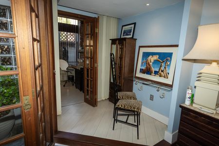 Suíte 1 de casa à venda com 3 quartos, 350m² em Chácara das Pedras, Porto Alegre
