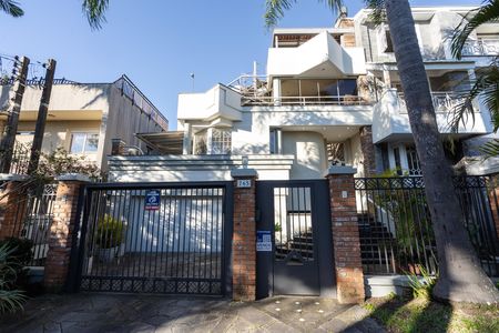 Fachada de casa à venda com 3 quartos, 350m² em Chácara das Pedras, Porto Alegre