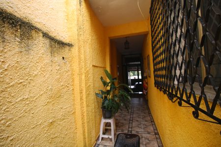 Casa à venda com 300m², 3 quartos e 3 vagasCorredor de Acesso