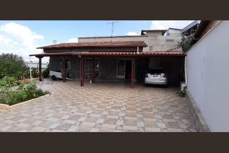 Casa à venda com 3 quartos, 209m² em São Joaquim, Contagem
