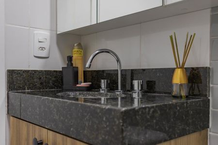 Banheiro de apartamento à venda com 2 quartos, 57m² em Jardim Carvalho, Porto Alegre