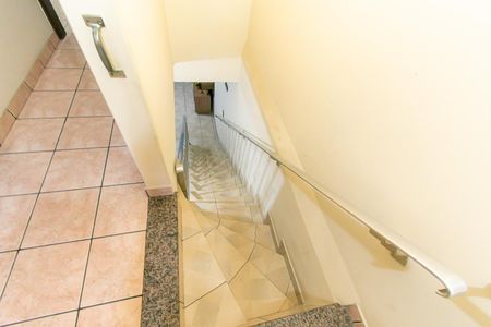 Casa à venda com 120m², 2 quartos e 2 vagasEscada