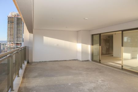 Apartamento à venda com 306m², 4 quartos e 3 vagas Apartamento à venda com 306m², 4 quartos e 3 vagasSacada