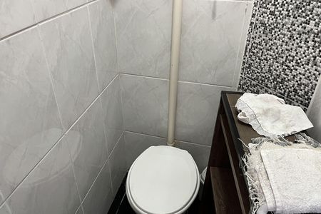 Banheiro de Serviço de apartamento para alugar com 3 quartos, 96m² em Macuco, Santos