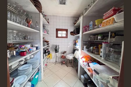 Casa de condomínio à venda com 960m², 4 quartos e 3 vagas Casa de condomínio à venda com 960m², 4 quartos e 3 vagasDespensa