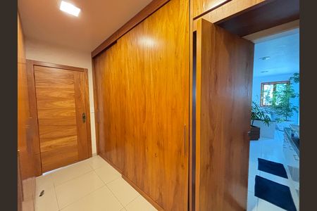 Casa de condomínio à venda com 960m², 4 quartos e 3 vagas Casa de condomínio à venda com 960m², 4 quartos e 3 vagasCloset do quarto 4