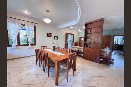 Casa de condomínio à venda com 960m², 4 quartos e 3 vagas Casa de condomínio à venda com 960m², 4 quartos e 3 vagasSala
