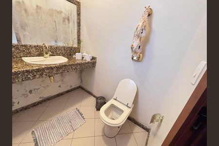 Casa de condomínio à venda com 960m², 4 quartos e 3 vagas Casa de condomínio à venda com 960m², 4 quartos e 3 vagasLavabo
