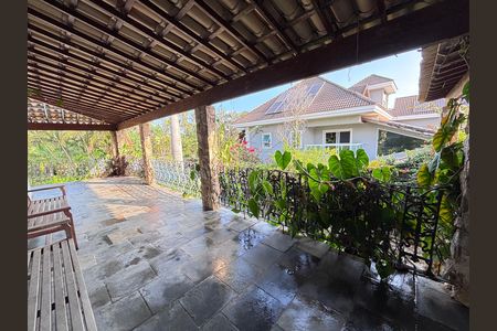 Casa de condomínio à venda com 960m², 4 quartos e 3 vagas Casa de condomínio à venda com 960m², 4 quartos e 3 vagasVaranda