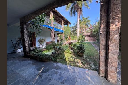 Casa de condomínio à venda com 960m², 4 quartos e 3 vagas Casa de condomínio à venda com 960m², 4 quartos e 3 vagasÁrea externa