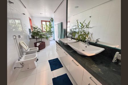 Casa de condomínio à venda com 960m², 4 quartos e 3 vagas Casa de condomínio à venda com 960m², 4 quartos e 3 vagasBanheiro do quarto 4